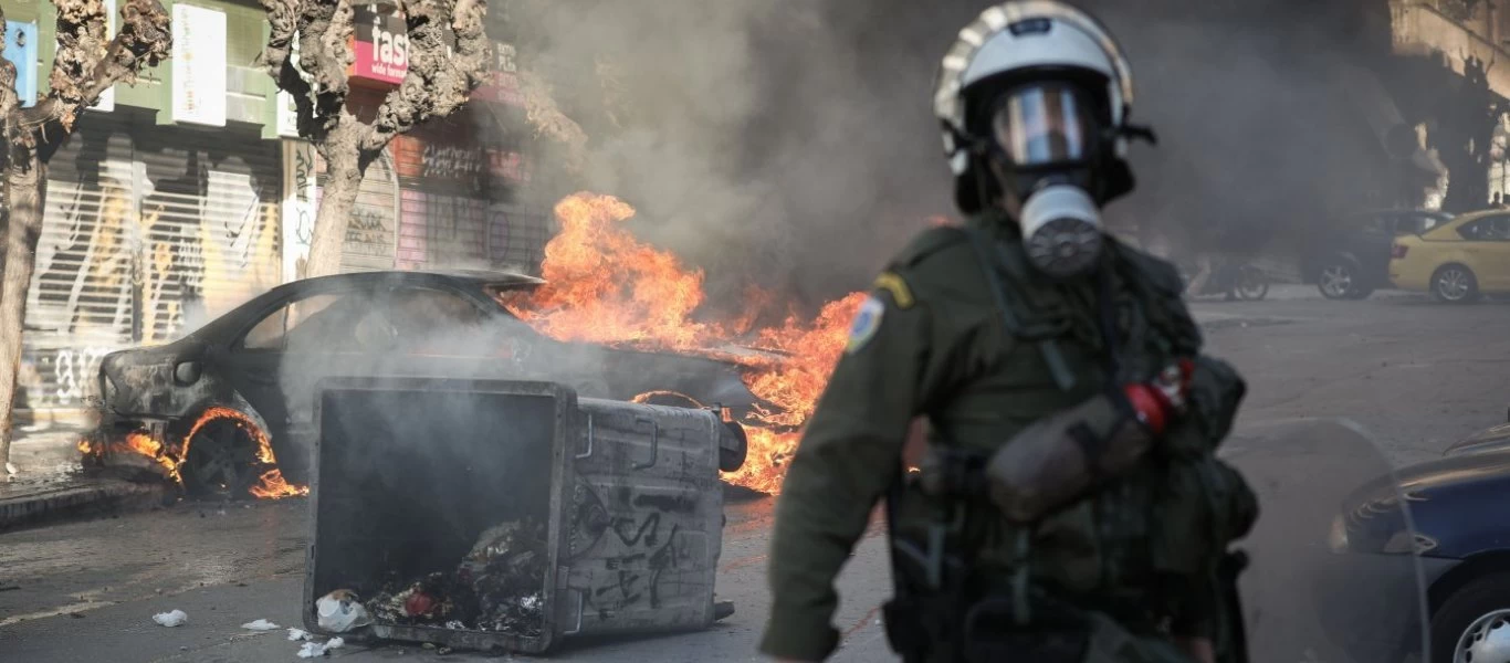 Επεισόδια ακροαριστερών στα Εξάρχεια ως «αντίποινα» για το «σφράγισμα» της κατάληψης στην ΑΣΟΕΕ (βίντεο-φώτο)